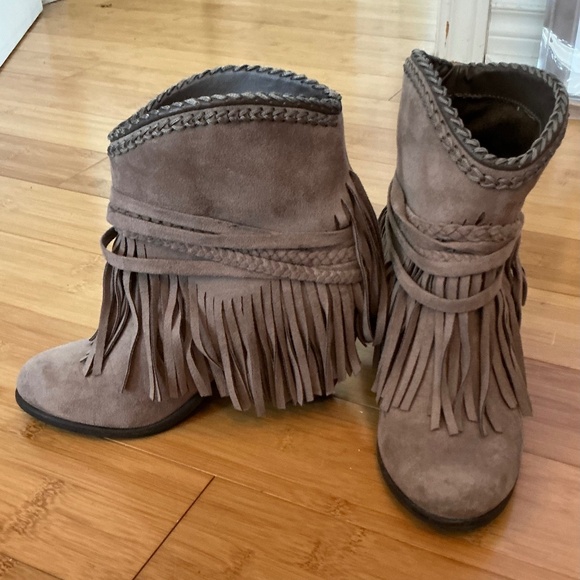 Faux Suede Beige Fringe Cowboy Ankle Bootie Size 6 - Picture 1 of 11